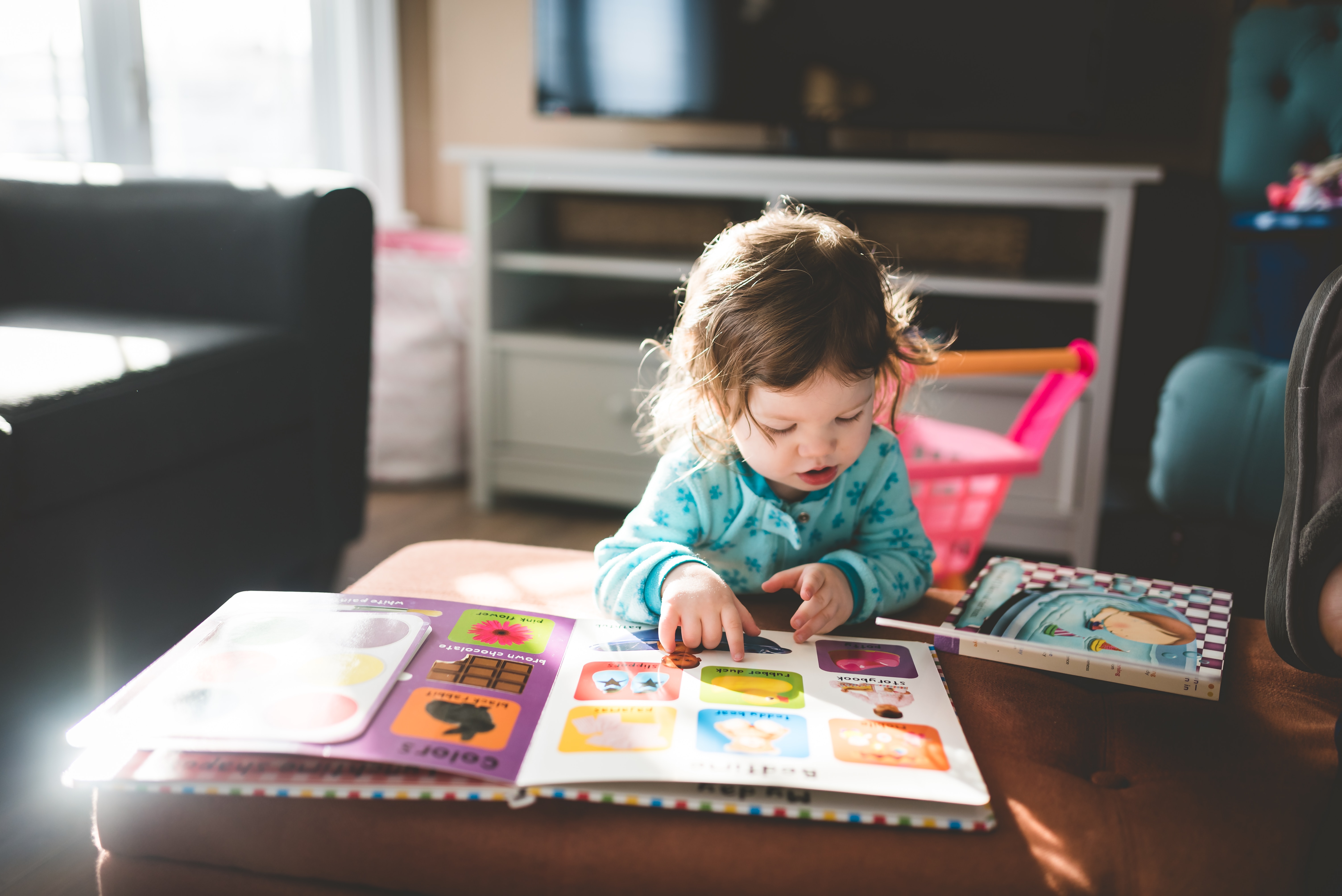 Mädchen lernt Englisch mit Englischbuch